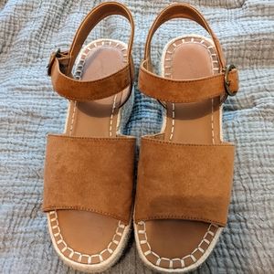 Universal Threads platform sandals